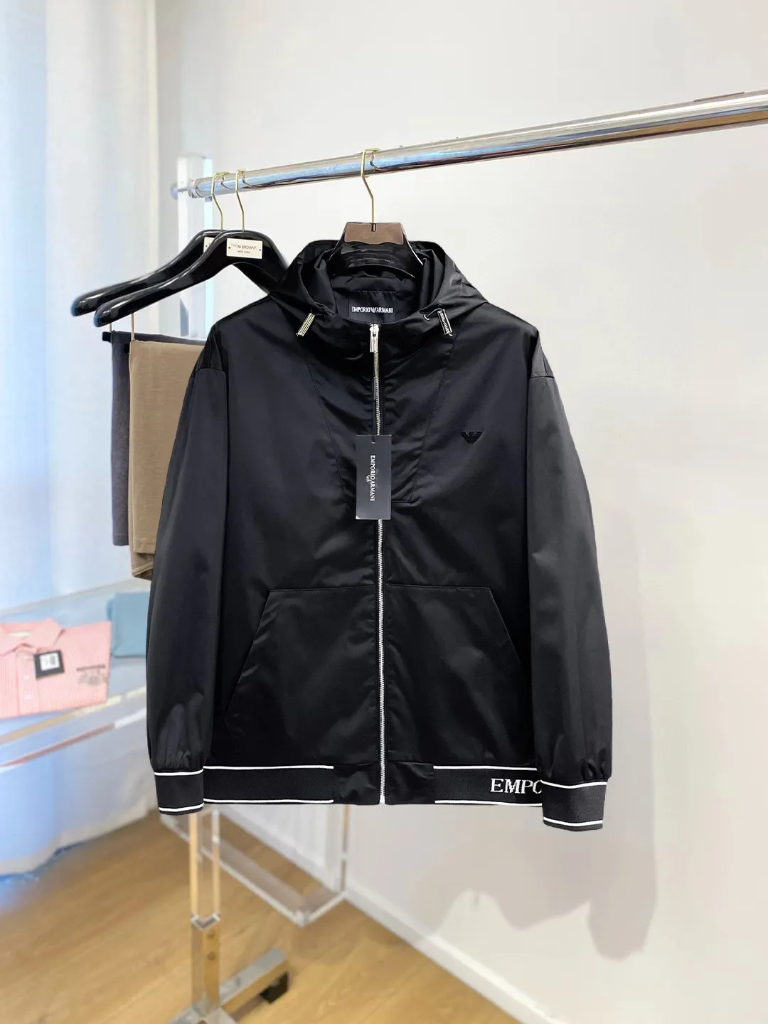 Armani official website Same Style, complete with three labels, on sale in advance. 2026 Autumn and Winter New Arrival men's jacket, Original with complete three labels, Premium version. Custom-made fabrics at the counter. Breathable, high comfort, impeccable details, brand element design concept, reflecting high quality. It feels delicate and soft, presents a casual cut, and has a great upper body shape. Sizes: M～3XL,